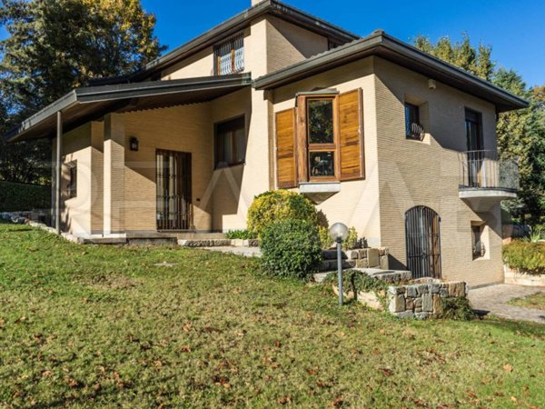 casa indipendente in vendita a Venegono Superiore