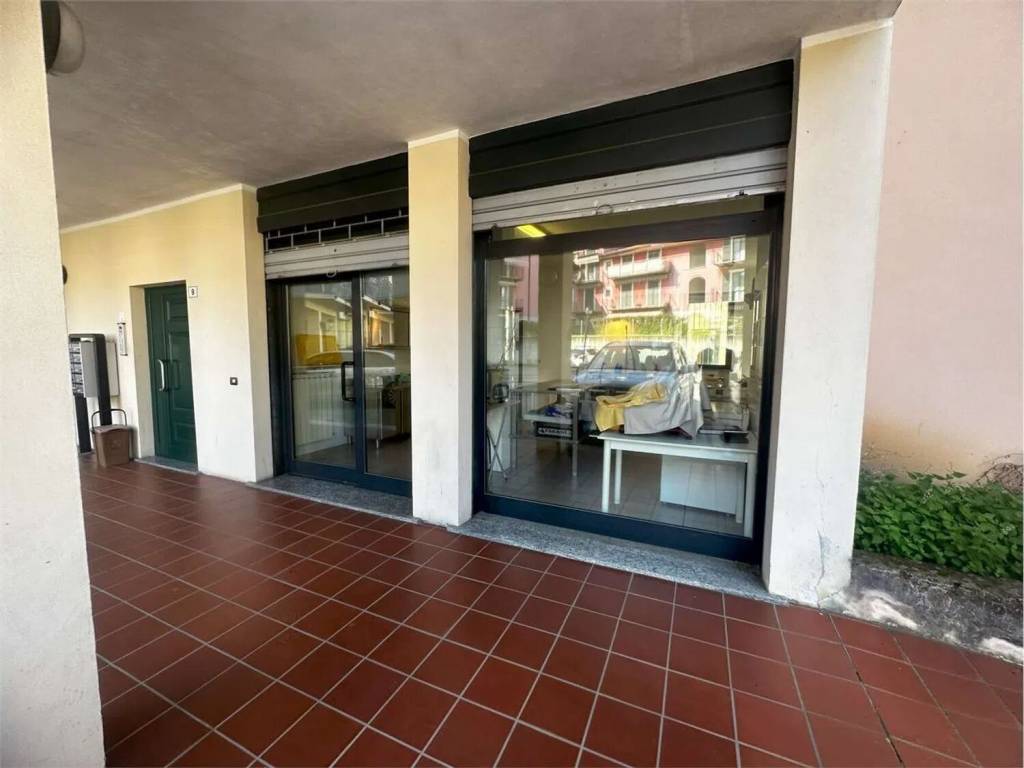 negozio in vendita a Venegono Superiore