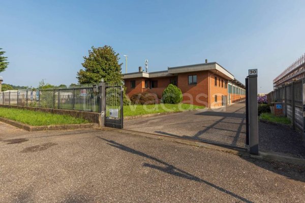 locale commerciale in vendita a Venegono Superiore