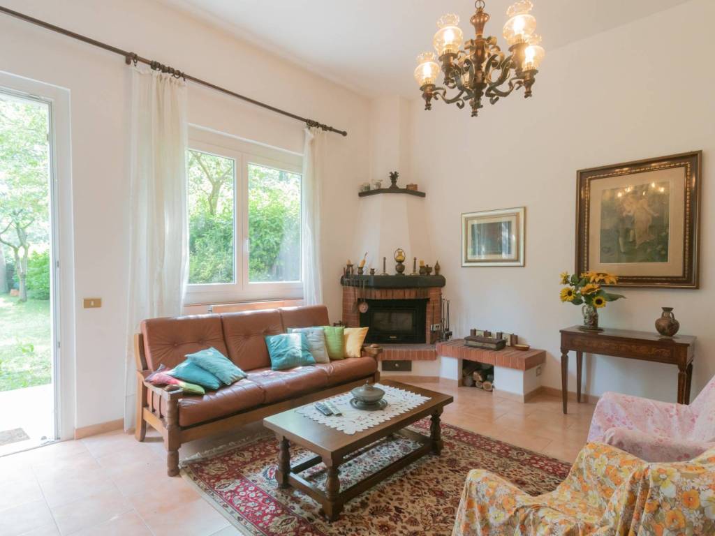 appartamento in vendita a Venegono Superiore in zona Pianbosco