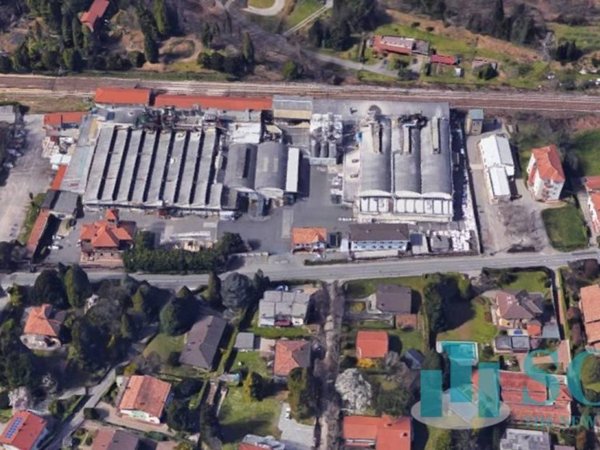 locale commerciale in vendita a Venegono Superiore