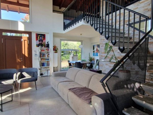 casa indipendente in vendita a Venegono Superiore