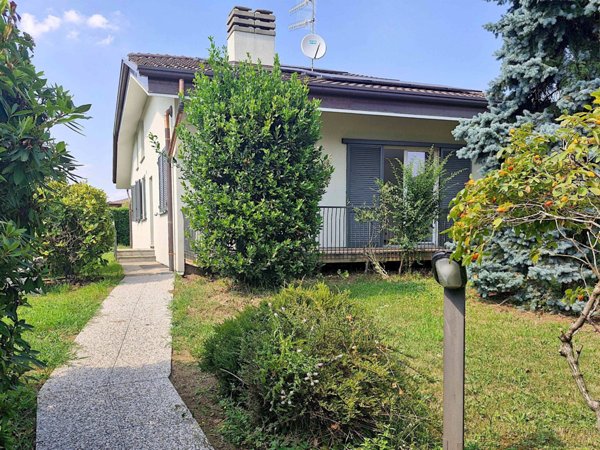 casa indipendente in vendita a Venegono Superiore