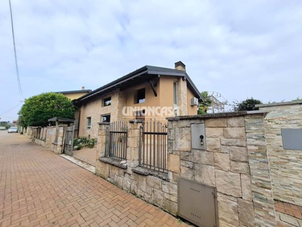 casa indipendente in vendita a Venegono Superiore