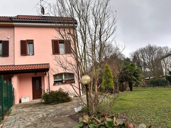 casa indipendente in vendita a Venegono Superiore
