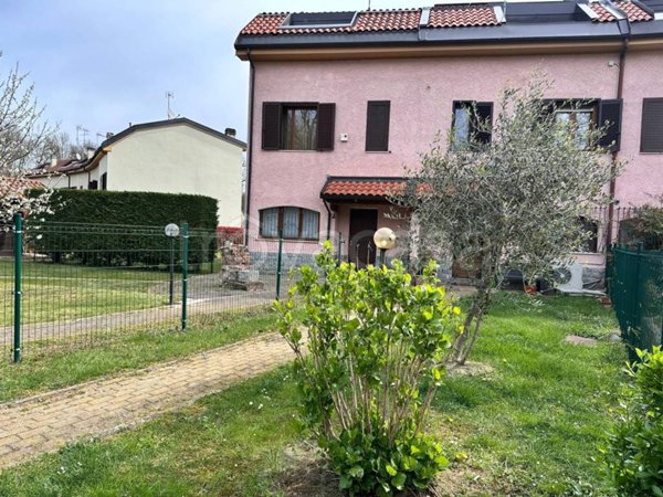 casa indipendente in vendita a Venegono Superiore