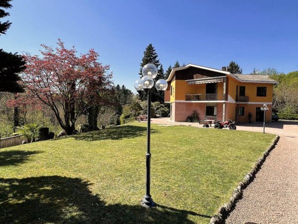 casa indipendente in vendita a Venegono Superiore