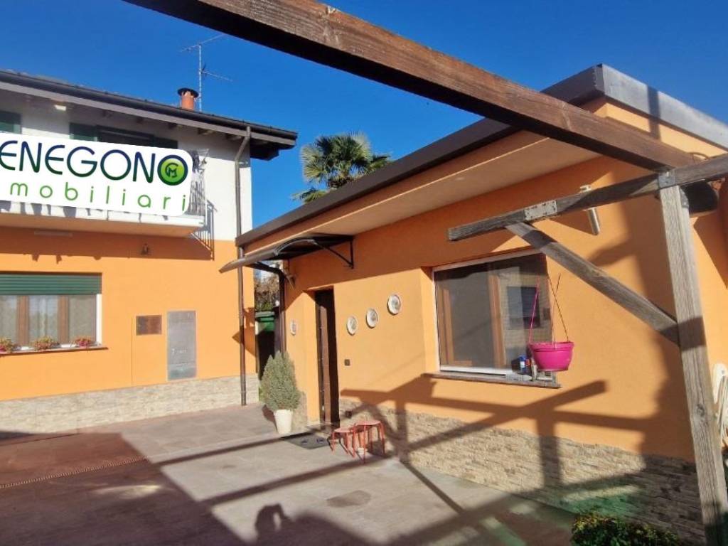 casa indipendente in vendita a Venegono Superiore