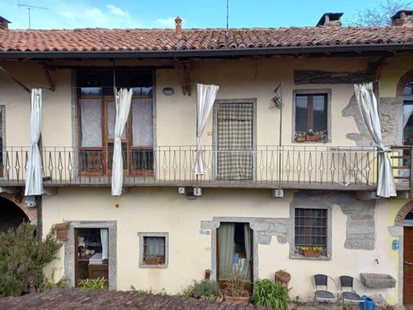 appartamento in vendita a Vergiate in zona Cuirone