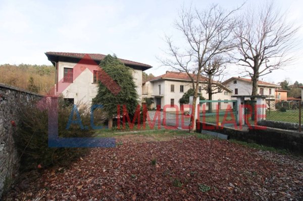 casa indipendente in vendita a Vergiate in zona Corgeno
