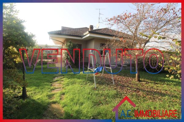 casa indipendente in vendita a Vergiate