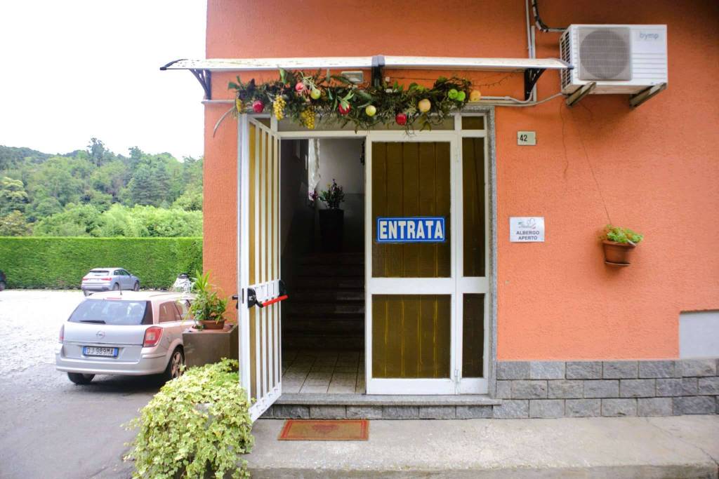 negozio in vendita a Vergiate in zona Corgeno