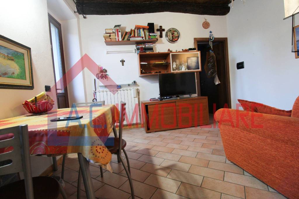 appartamento in vendita a Vergiate in zona Sesona