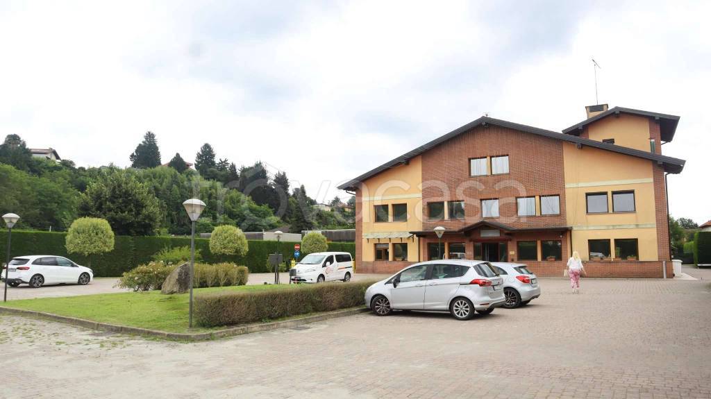 negozio in vendita a Vergiate in zona Corgeno