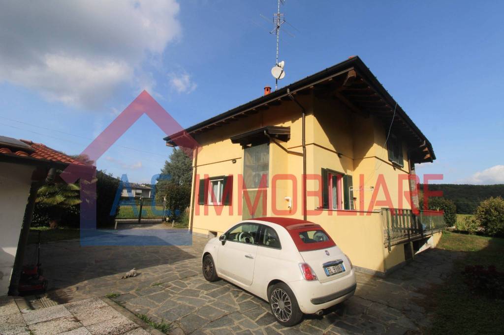 casa indipendente in vendita a Vergiate in zona Cuirone