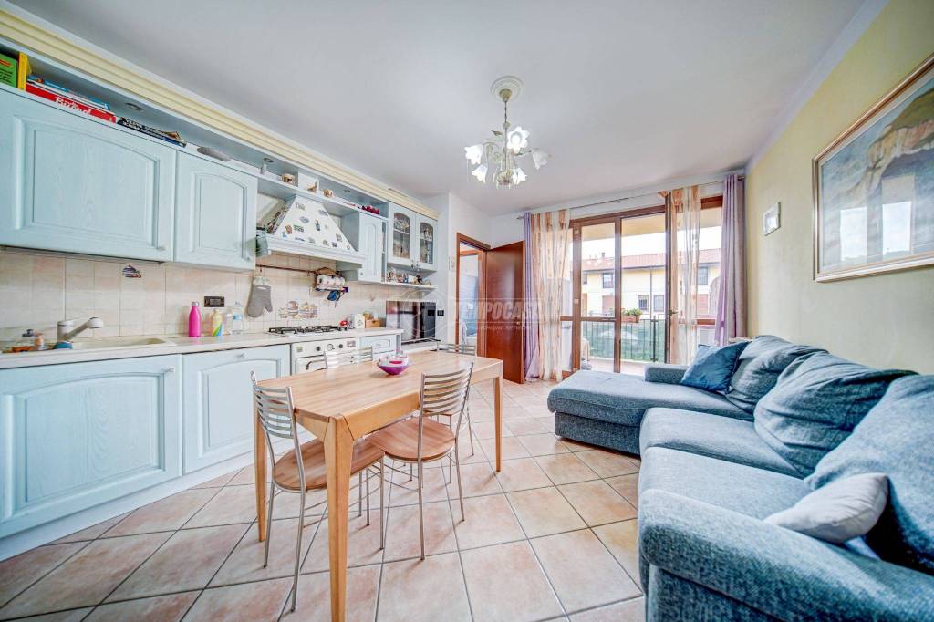 appartamento in vendita a Vergiate in zona Cimbro