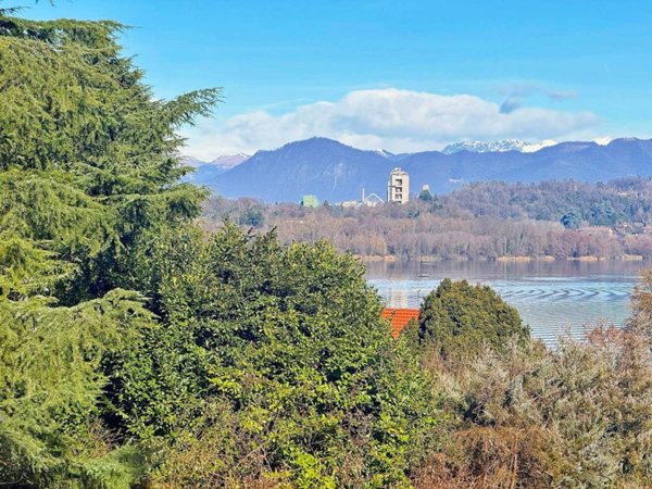 casa indipendente in vendita a Vergiate in zona Corgeno