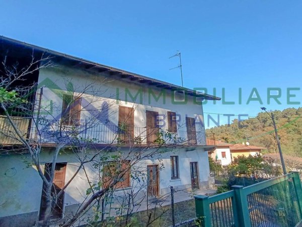 casa indipendente in vendita a Vergiate in zona Corgeno