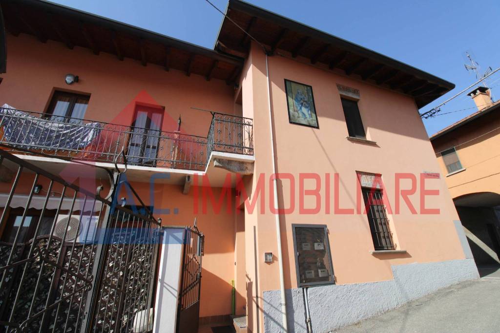 casa indipendente in vendita a Vergiate in zona Sesona
