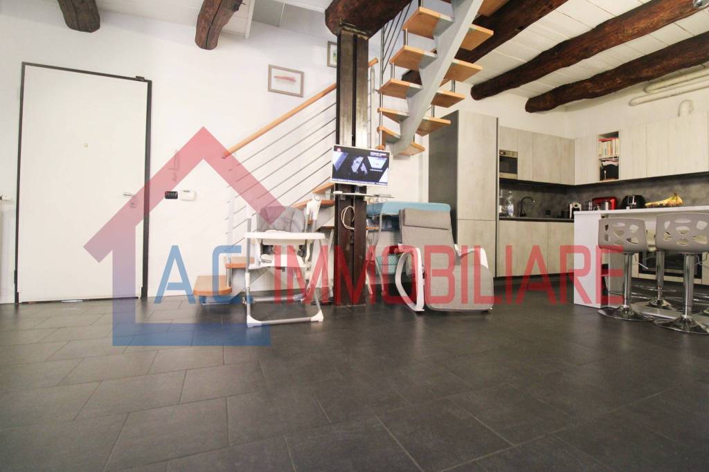 casa indipendente in vendita a Vergiate in zona Sesona