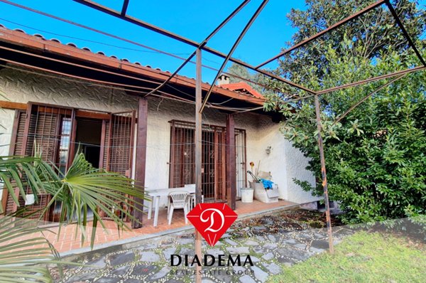 casa indipendente in vendita a Vergiate