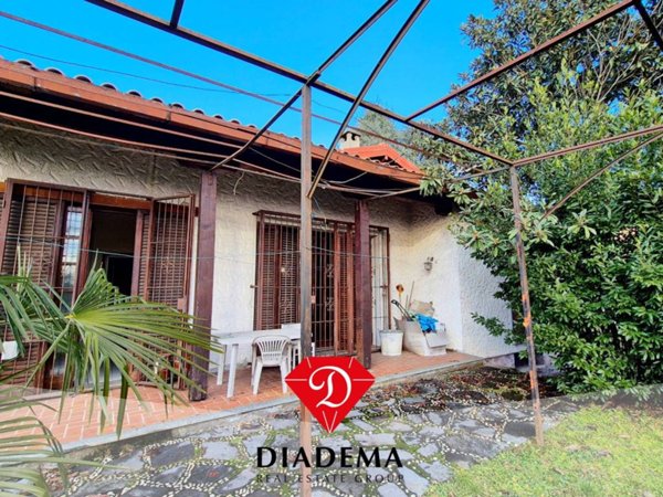 casa indipendente in vendita a Vergiate