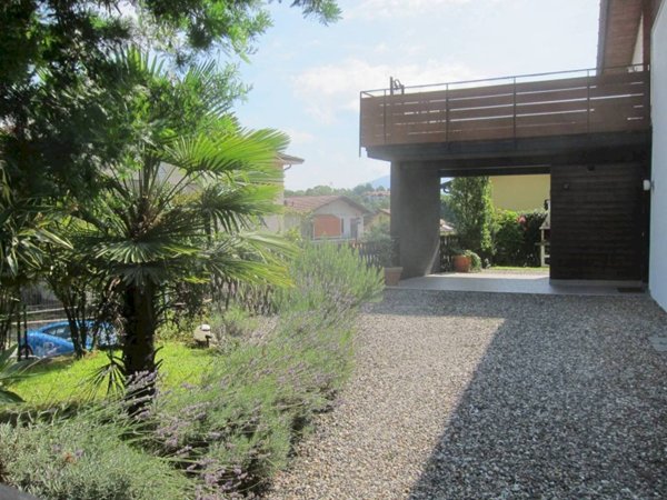 casa indipendente in vendita a Vergiate