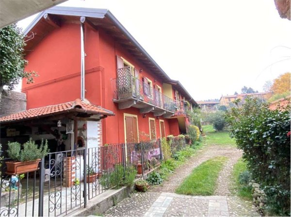 casa indipendente in vendita a Vergiate in zona Corgeno