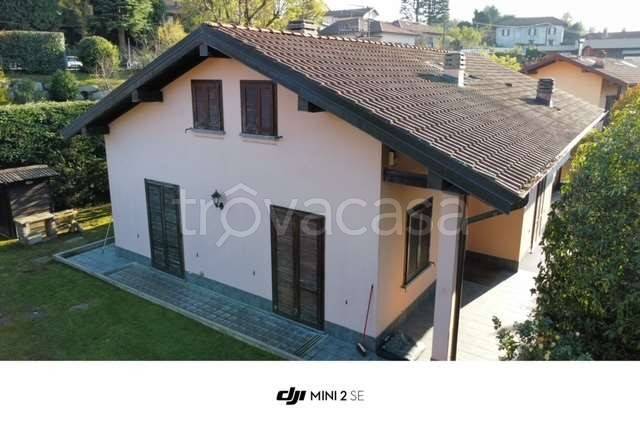 casa indipendente in vendita a Vergiate in zona Corgeno