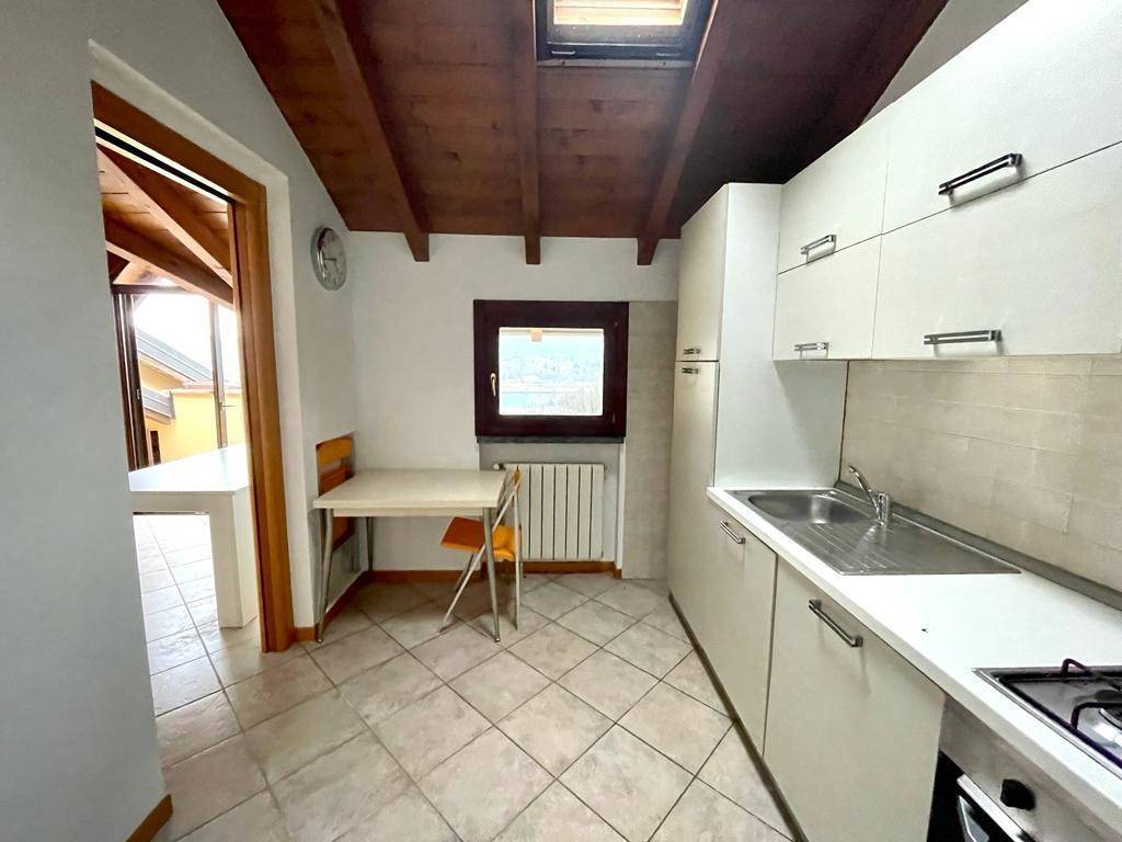 appartamento in vendita a Vergiate in zona Corgeno