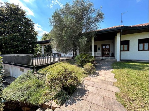 casa indipendente in vendita a Vergiate