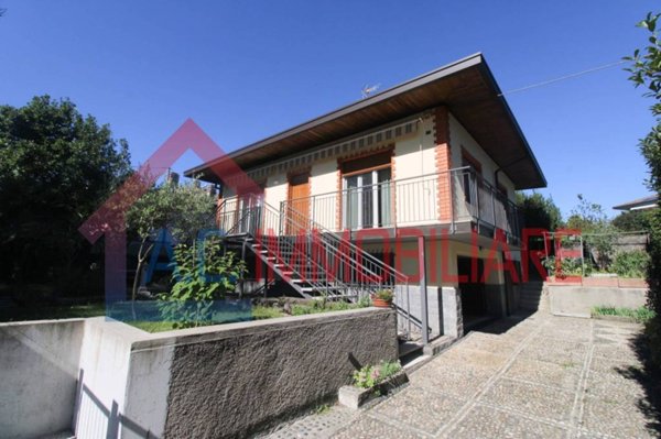 casa indipendente in vendita a Vergiate