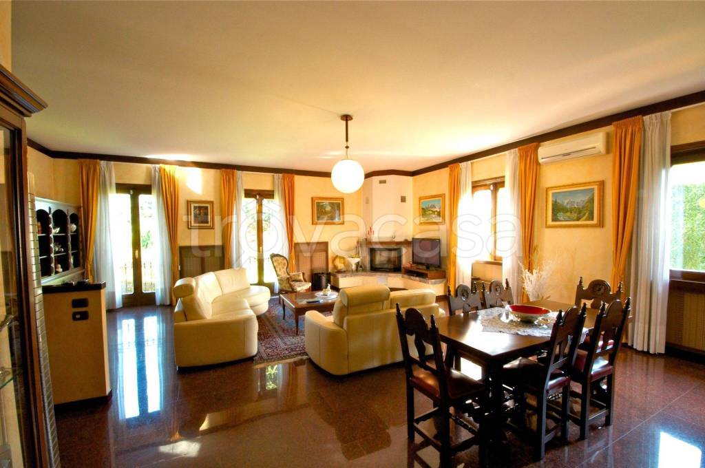 casa indipendente in vendita a Vergiate