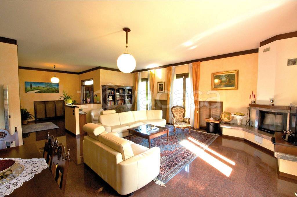 casa indipendente in vendita a Vergiate