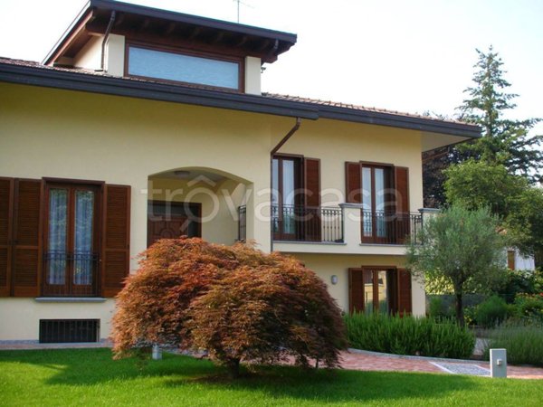 casa indipendente in vendita a Vergiate