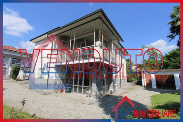 casa indipendente in vendita a Vergiate