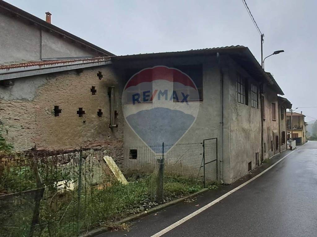 casa indipendente in vendita a Vergiate in zona Cuirone