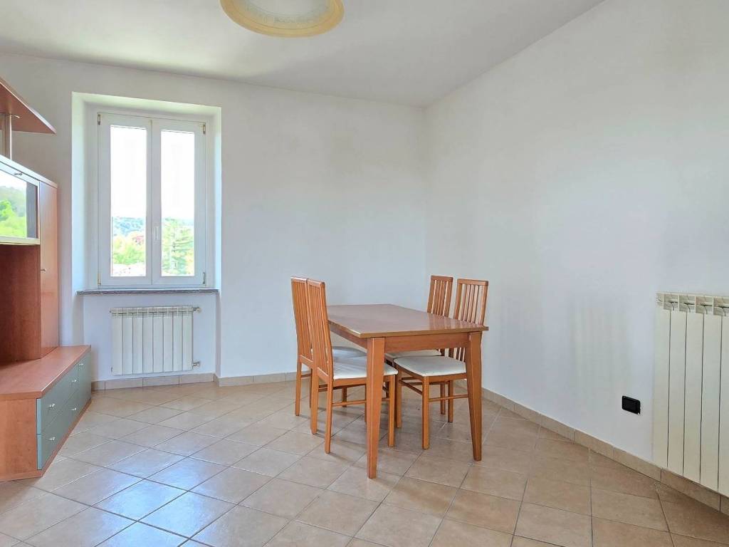 appartamento in vendita a Vergiate in zona Cimbro
