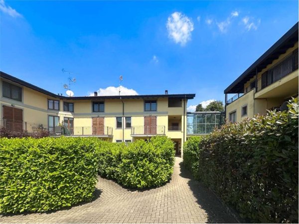 appartamento in vendita a Vergiate in zona Cimbro