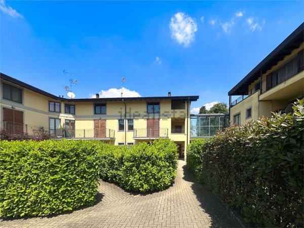 appartamento in vendita a Vergiate in zona Cimbro
