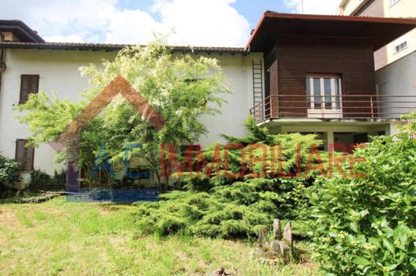 casa indipendente in vendita a Vergiate