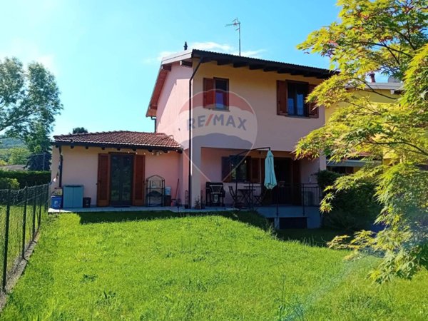 casa indipendente in vendita a Vergiate in zona Corgeno