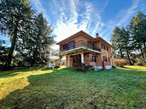 casa indipendente in vendita a Vergiate in zona Corgeno