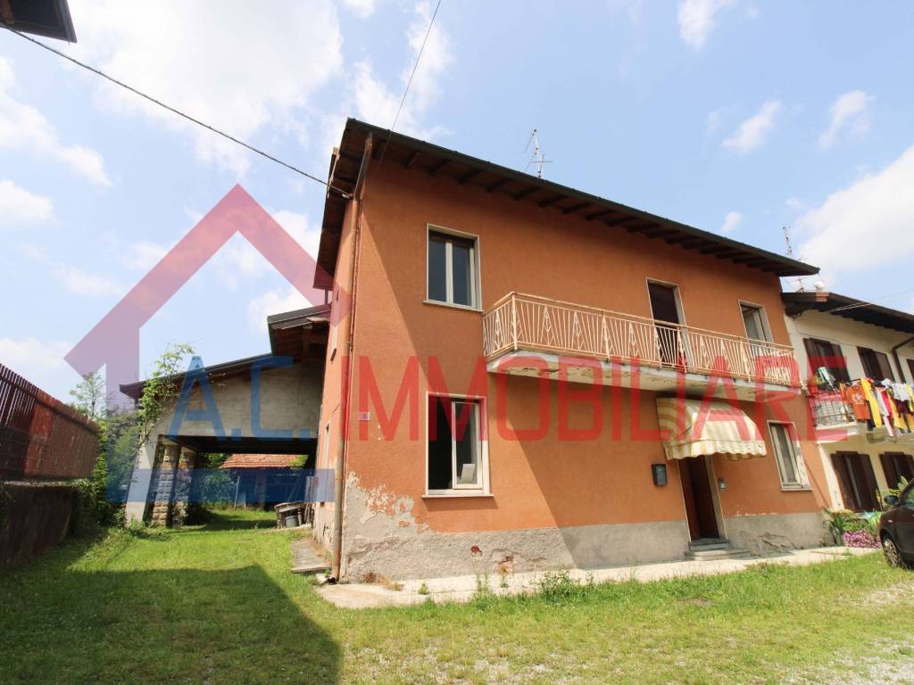 casa indipendente in vendita a Vergiate in zona Cimbro