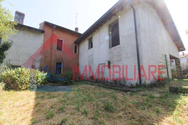 casa indipendente in vendita a Vergiate in zona Cimbro