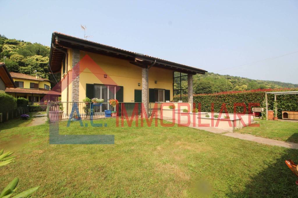 casa indipendente in vendita a Vergiate in zona Cuirone