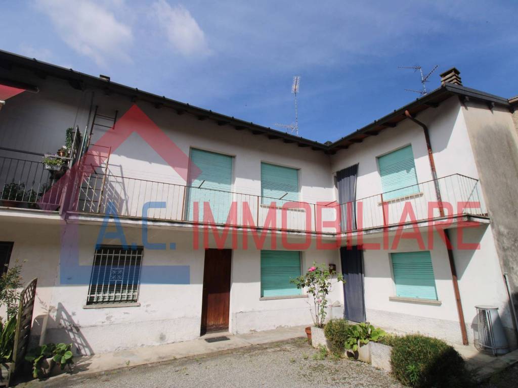 casa indipendente in vendita a Vergiate
