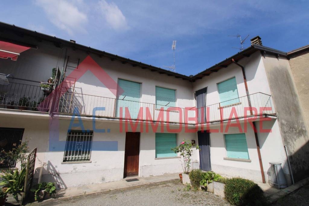 casa indipendente in vendita a Vergiate