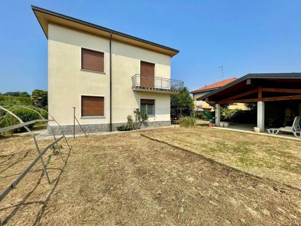 casa indipendente in vendita a Vergiate