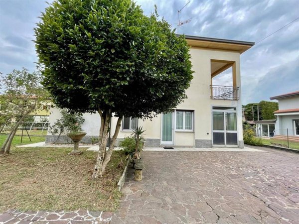 casa indipendente in vendita a Vergiate in zona Cimbro